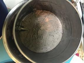 我替换了大的盆子里再加入混合好的可可粉和低分。