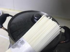 沸水煮面。要选圆细的鸡蛋挂面才能爽滑有劲又入味