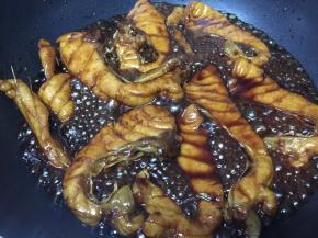 转小火，翻面，继续焖煮