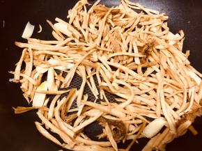 放入头菜丝，翻炒均匀