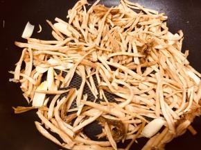 放入头菜丝，翻炒均匀