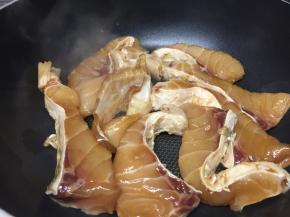 中火热锅，把鱼腩块放入锅里