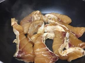 中火热锅，把鱼腩块放入锅里