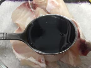 买一块脆肉鲩鱼腩，切成1.5cm后一块，洗干净，沥干水
加入酱油
