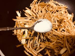 加入砂糖，翻炒均匀