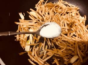 加入砂糖，翻炒均匀