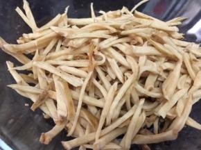 头菜洗干净，擦干水，切片再切丝