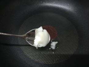 中火，放入小半勺猪油，没有猪油的可放其它油