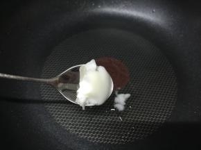 中火，放入小半勺猪油，没有猪油的可放其它油