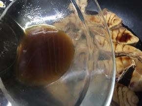 把之前腌制鱼腩剩下的汁液倒进去