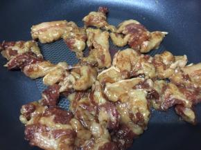 中火热锅，五花肉放锅里