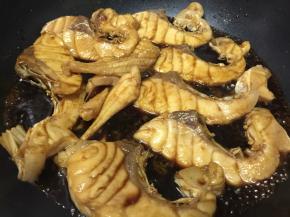 盖上锅盖焖煮至酱汁剩一半