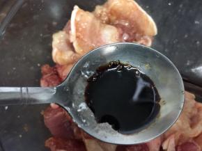 五花肉洗干净，沥干水，加入酱油、玉米淀粉、鸡粉、砂糖、料酒和老抽