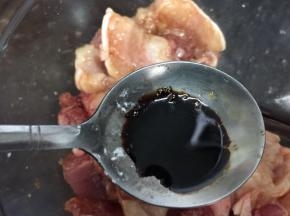 五花肉洗干净，沥干水，加入酱油、玉米淀粉、鸡粉、砂糖、料酒和老抽