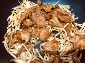 加入五花肉，翻炒均匀