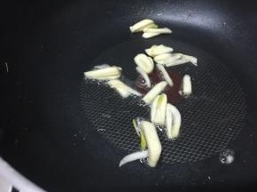 放入蒜头爆香