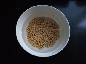 提前五小时泡水，我头一天晚上浸泡，第二天早上做豆浆。