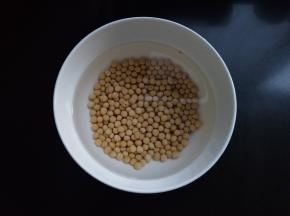 提前五小时泡水，我头一天晚上浸泡，第二天早上做豆浆。