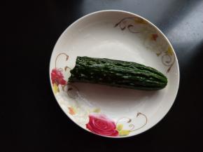 准备黄瓜洗净备用。