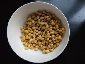 泡好的黄豆洗净。