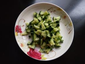 黄瓜切丁。