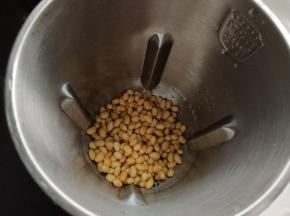 倒入豆浆机中。
