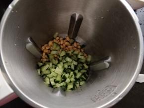 倒入豆浆机中。