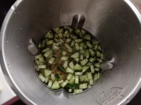 加清水，水量不超过最高刻度线，不低于最低刻度线。