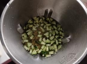 加清水，水量不超过最高刻度线，不低于最低刻度线。