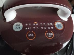 插电，按湿豆键，剩下的工作就交给豆浆机了。