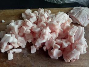 肥肉去皮切成小块