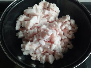 放入锅里，倒入适量清水