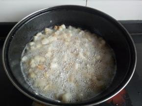 然后转小火熬，一定要小火哦