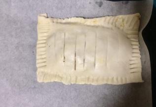 再用刮刀在表面划上几道口