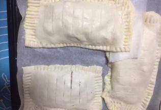 按照此方法把三张饼皮做成香蕉派胚，放入烤盘，再送入烤箱，烤箱上下火160度烤20分钟