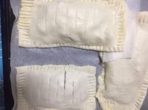 按照此方法把三张饼皮做成香蕉派胚，放入烤盘，再送入烤箱，烤箱上下火160度烤20分钟