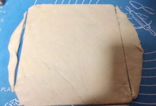 用刮刀把饼皮切边