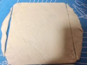 用刮刀把饼皮切边