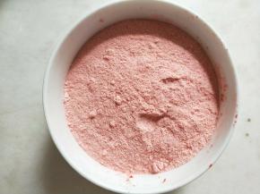 草莓脆用料理机打成草莓粉。
