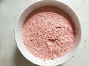 草莓脆用料理机打成草莓粉。