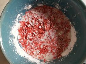 将草莓粉、玉米淀粉和80克牛奶混合，搅拌均匀。