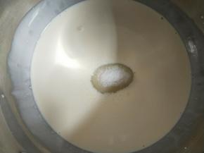剩余的牛奶加淡奶油、细砂糖小火搅拌使细砂糖融化，煮至微微沸腾。