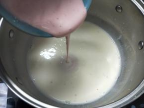 加入混合均匀的草莓牛奶。