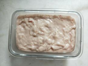 倒入容器中，表面刮平。