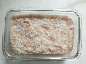 表面撒少许椰蓉放入冰箱冷藏2个小时以上。