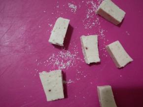 脱模用牙签沿边缘轻划一圈即可。