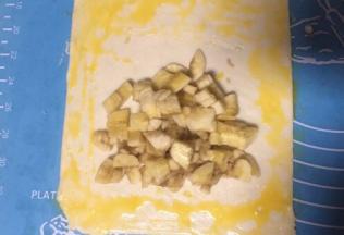 把香蕉放在饼皮的一边四周再刷上蛋液