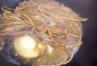 煮至馓子稍软即可