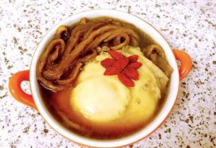 出锅装碗，摆上提前浸泡好的枸杞子