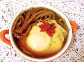 出锅装碗，摆上提前浸泡好的枸杞子